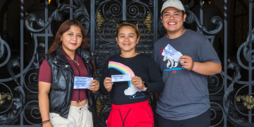 Guatemaltecos adquieren entradas para la Noche de Leyendas./Foto: MCD.