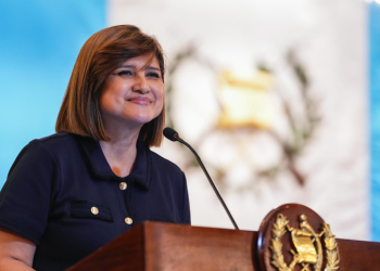 Vicepresidenta comparte indicaciones generales a quienes asistirán al observatorio astronómico. (Foto: Vicepresidencia)