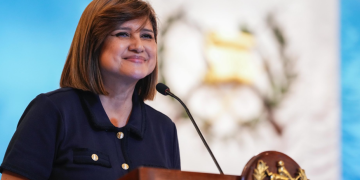 Vicepresidenta comparte indicaciones generales a quienes asistirán al observatorio astronómico. (Foto: Vicepresidencia)