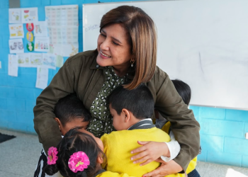 La vicepresidenta compartió con estudiantes de San Pedro Sacatepéquez, San Marcos, en donde funcionan clubes de ciencias. (Foto: vicepresidencia)