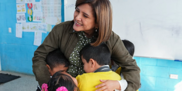 La vicepresidenta compartió con estudiantes de San Pedro Sacatepéquez, San Marcos, en donde funcionan clubes de ciencias. (Foto: vicepresidencia)