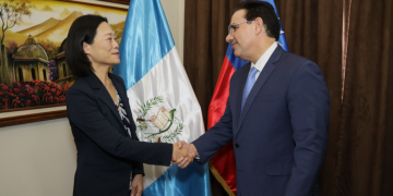 Ministro Marco Antonio Villeda, sostuvo una reunión de trabajo con la embajadora de la República de China (Taiwán), Vivia Chang. / Foto: Mingob.