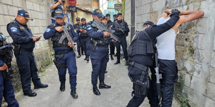 PNC realiza operativo de seguridad en el barrio El Gallito, zona 3