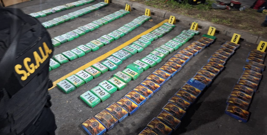 El hallazgo se produjo al inspeccionar un vehículo tipo picop, en el que se detectó el cargamento ilícito. / Foto: Mingob.