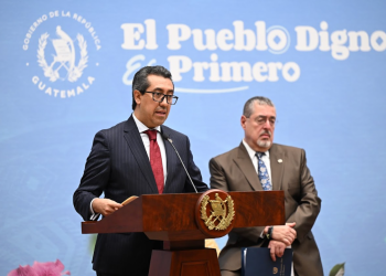 Ministro de Finanzas Públicas, Jonathan Menkos, explicó el funcionamiento de los procesos de adjudicación y transparencia dentro del RGAE. / Foto: Byron de la Cruz