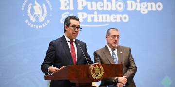 Ministro de Finanzas Públicas, Jonathan Menkos, explicó el funcionamiento de los procesos de adjudicación y transparencia dentro del RGAE. / Foto: Byron de la Cruz