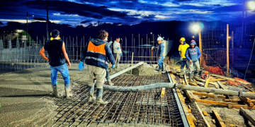 Caminos funde la losa del puente del paso a desnivel en Quetzaltenango./Foto: DGC.