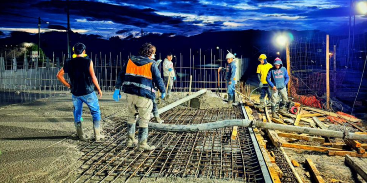 Caminos funde la losa del puente del paso a desnivel en Quetzaltenango./Foto: DGC.
