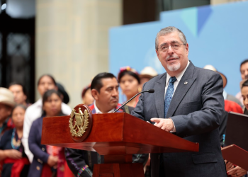 Presidente Bernardo Arévalo durante la presentación de la iniciativa de ley 6466 el 7 de agosto. / Foto: Noé Pérez.