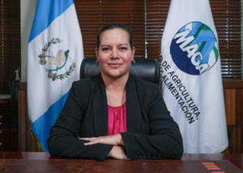 La ministra María Fernanda Rivera informó que solicitó una auditoría interna para revisar los procesos relacionados con la adquisición de fertilizantes realizada en 2024. / Foto: MAGA.