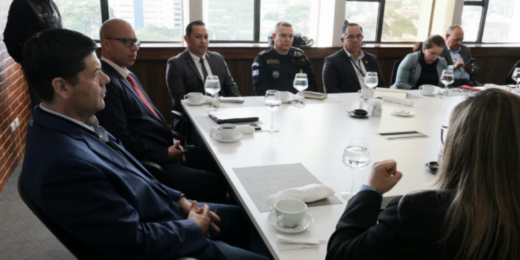 El viceministro de Antinarcóticos y Seguridad Fronteriza, sostuvo una reunión de acercamiento con representantes de la Codecof. / Foto: Mingob.