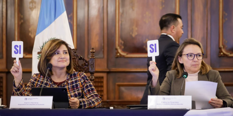 Durante la reunión, los integrantes del Gabinete realizaron una discusión enriquecedora en torno a la propuesta de ley. (Foto: Dickens Zamora)
