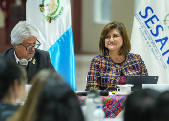 Vicepresidenta Karin Herrera impulsa creación de estructuras locales y nuevas acciones durante el Conasan. (Foto: vicepresidencia)