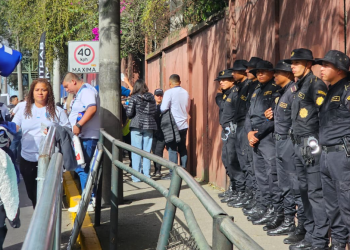 El área del Estadio Manuel Felipe Carrera se mantiene totalmente resguardada por agentes de la PNC. / Foto: PNC.