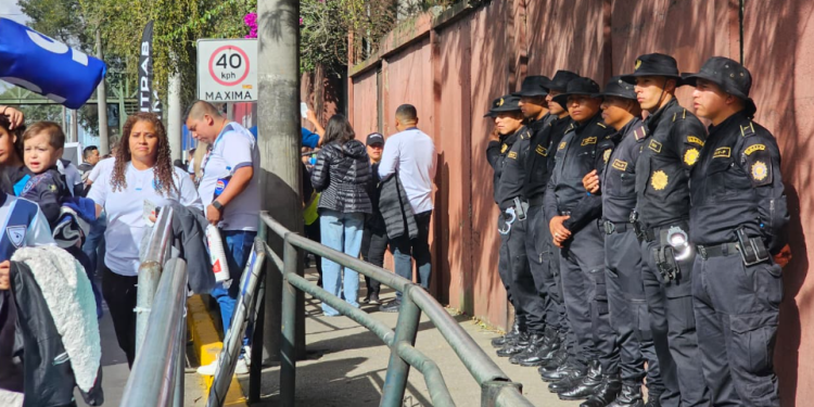 El área del Estadio Manuel Felipe Carrera se mantiene totalmente resguardada por agentes de la PNC. / Foto: PNC.