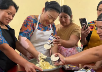 Mujeres emprendedoras de Cobán fortalecen sus capacidades con taller de dulces típicos./Fotos: SOSEP.