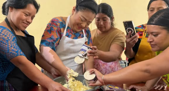 Mujeres emprendedoras de Cobán fortalecen sus capacidades con taller de dulces típicos./Fotos: SOSEP.