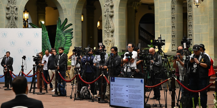 Periodistas en conferencia de prensa La Ronda en el Palacio Nacional de la Cultura. / Foto: Byron de la Cruz.