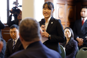 Los jóvenes del voluntariado japonés pudieron compartir palabras y experiencias con el presidente Arévalo. / Foto: Alex Jacinto.