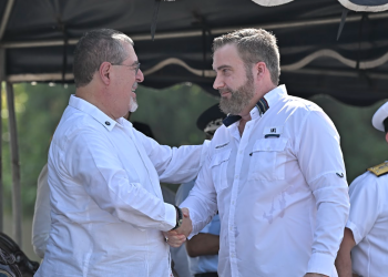 Presidente Bernardo Arévalo y embajador Tobyn Bradley en el Comando Naval del Pacífico. / Foto: Alvaro Interiano
