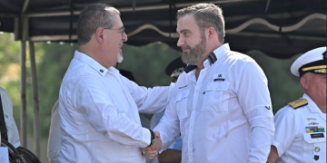 Presidente Bernardo Arévalo y embajador Tobyn Bradley en el Comando Naval del Pacífico. / Foto: Alvaro Interiano