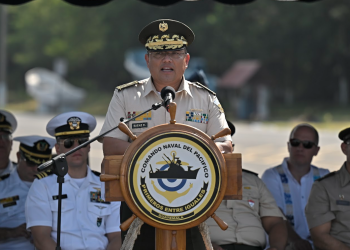 El ministro Sáenz destacó que por primera vez en la historia, la Marina de Guerra tiene la capacidad real de vigilar el mar territorial de Guatemala de manera permanente. / Foto: Álvaro Interiano.