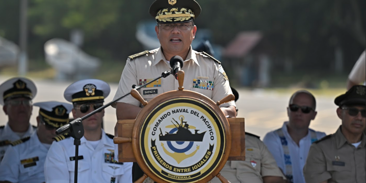 El ministro Sáenz destacó que por primera vez en la historia, la Marina de Guerra tiene la capacidad real de vigilar el mar territorial de Guatemala de manera permanente. / Foto: Álvaro Interiano.