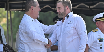 Presidente Bernardo Arévalo con el embajador de Estados Unidos, Tobin Bradley. / Foto: Álvaro Interiano.