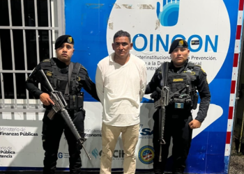 Detienen a dos extranjeros con órdenes de captura y situación migratoria irregular./Foto: PNC.