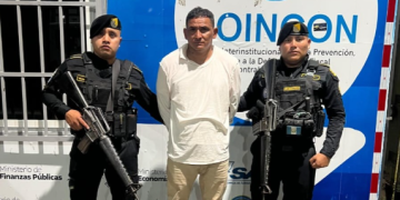 Detienen a dos extranjeros con órdenes de captura y situación migratoria irregular./Foto: PNC.