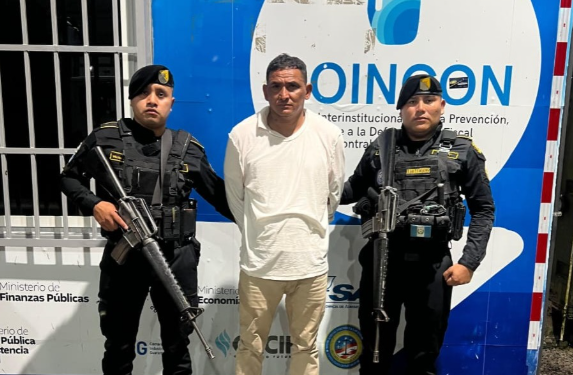 Detienen a dos extranjeros con órdenes de captura y situación migratoria irregular./Foto: PNC.