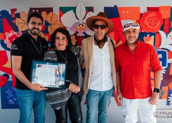 Estand representativo de Carlos Mérida en el Festival de las Flores recibe reconocimiento./Foto: Inguat.