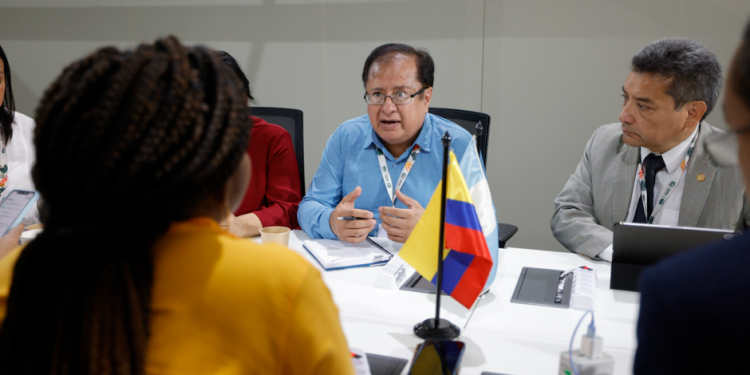 El ministro de Energía y Minas junto al viceministro de Recursos Naturales participan en la Conferencia de las Naciones Unidas sobre el Cambio Climático 30. (Foto: MARN)