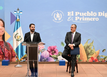Presidente Bernardo Arévalo y el secretario Santiago Palomo.