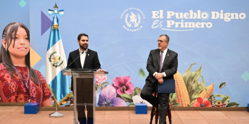 Presidente Bernardo Arévalo y el secretario Santiago Palomo.