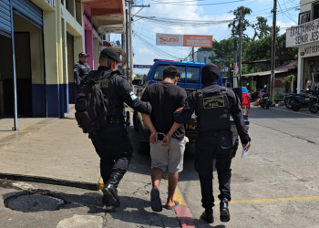 gentes localizaron la motocicleta reportada minutos antes: una Bajaj, placas M-029MBH, modelo 2026, la cual era conducida por Manuel N, de 21 años. / Foto: PNC