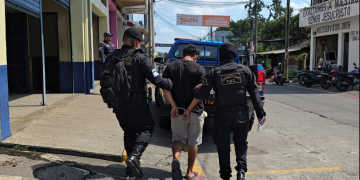 gentes localizaron la motocicleta reportada minutos antes: una Bajaj, placas M-029MBH, modelo 2026, la cual era conducida por Manuel N, de 21 años. / Foto: PNC