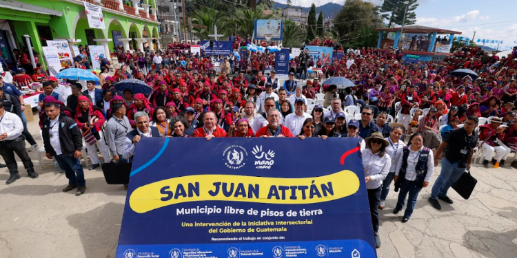 Desde la iniciativa intersectorial Mano a Mano se declaró al municipio de San Juan Atitán libre de pisos de tierra. (Foto: Gilbert García)