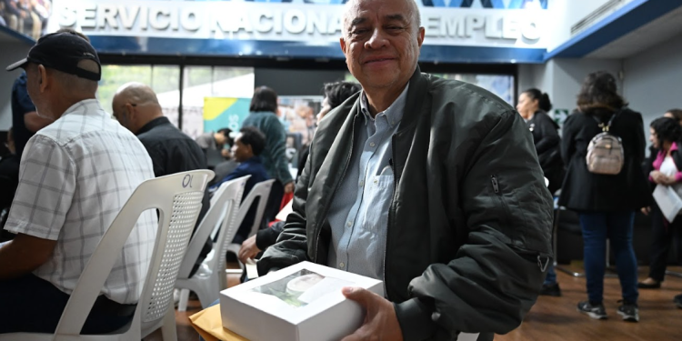 Sergio Godínez asistió a la feria de empleo para adultos mayores organizada por el Ministerio de Trabajo. (Foto: Byron de la Cruz)