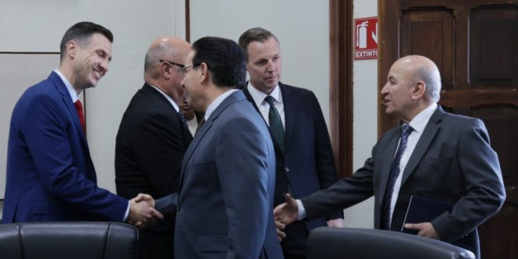 Mingob y delegados del FBI se reúnen para coordinar acciones para recapturar a reos fugados de Fraijanes ll./Foto: Mingob.