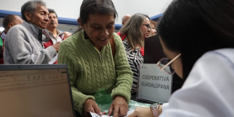 Adultos mayores de 55 años asistieron a la Feria de Empleo buscando una oportunidad. / Foto: Mintrab.
