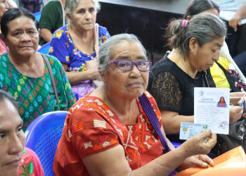 Las Direcciones de Servicios de Salud inician a entregar el segundo pago del estipendio a comadronas. (Foto: MSPAS)