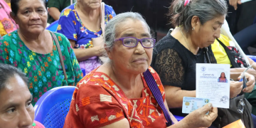 Las Direcciones de Servicios de Salud inician a entregar el segundo pago del estipendio a comadronas. (Foto: MSPAS)