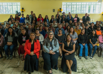 Clausuran la Escuela para Padres con testimonios de transformación familiar. / Foto: SBS.