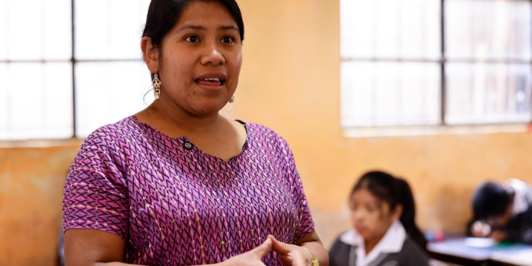 Maestra destaca avances, retos y logros del ciclo escolar, apoyados por los programas del Mineduc. (Foto: Analí Camey)