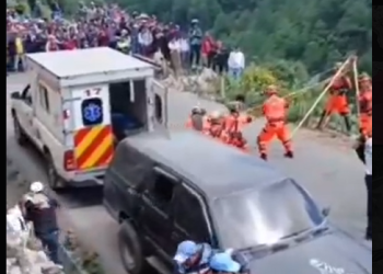 Microbús cae a un barranco en Chiantla, Huehuetenang, reportando heridos y fallecidos. (Foto: captura de pantalla)