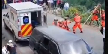Microbús cae a un barranco en Chiantla, Huehuetenang, reportando heridos y fallecidos. (Foto: captura de pantalla)