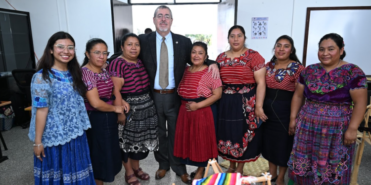 Presidente Bernardo Arévalo asiste a la reapertura de la sede del Ministerio de Economía en Quetzaltenango. (Foto: Byron de la Cruz)