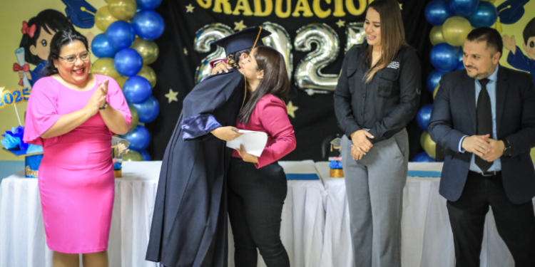 SBS celebran graduaciones entre abrazos, gratitud y orgullo