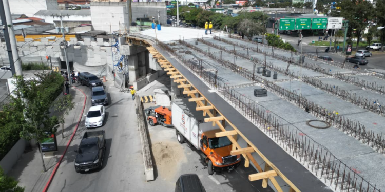 Avanza construcción del paso a desnivel en la calzada Roosevelt./Foto: FSS.